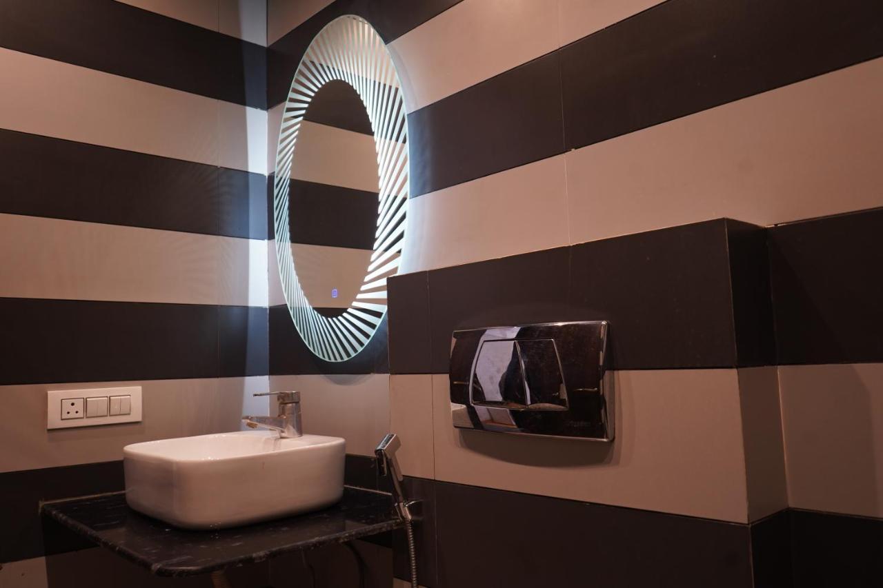 O Delhi, Near Karol Bagh Main Market And Metro Station 3*